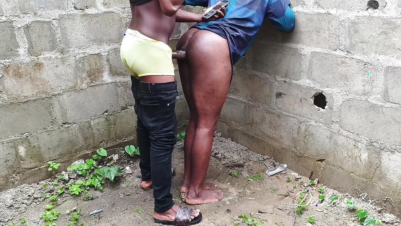 La perra de ébano twerking se puso dura por la espalda
