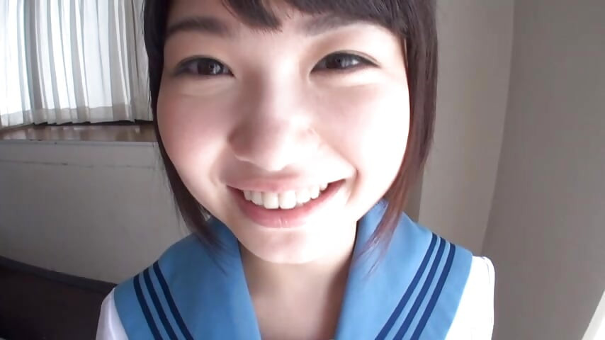 ชายวัยกลางคนและสาวงามในเครื่องแบบ