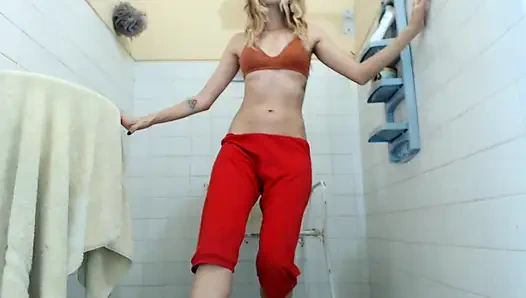 Сексуальная девушка танцует волосатую киску в ванной