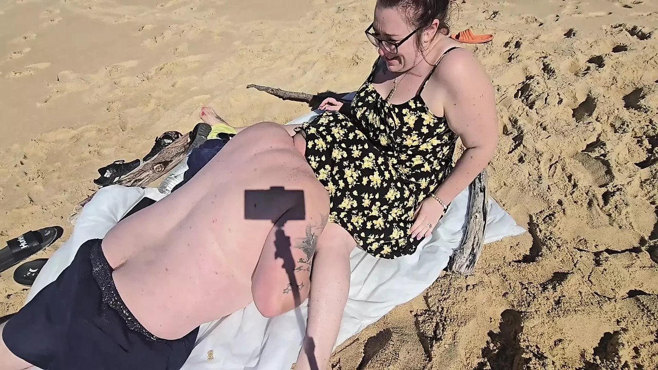 Màn dạo đầu trên bãi biển Pháp