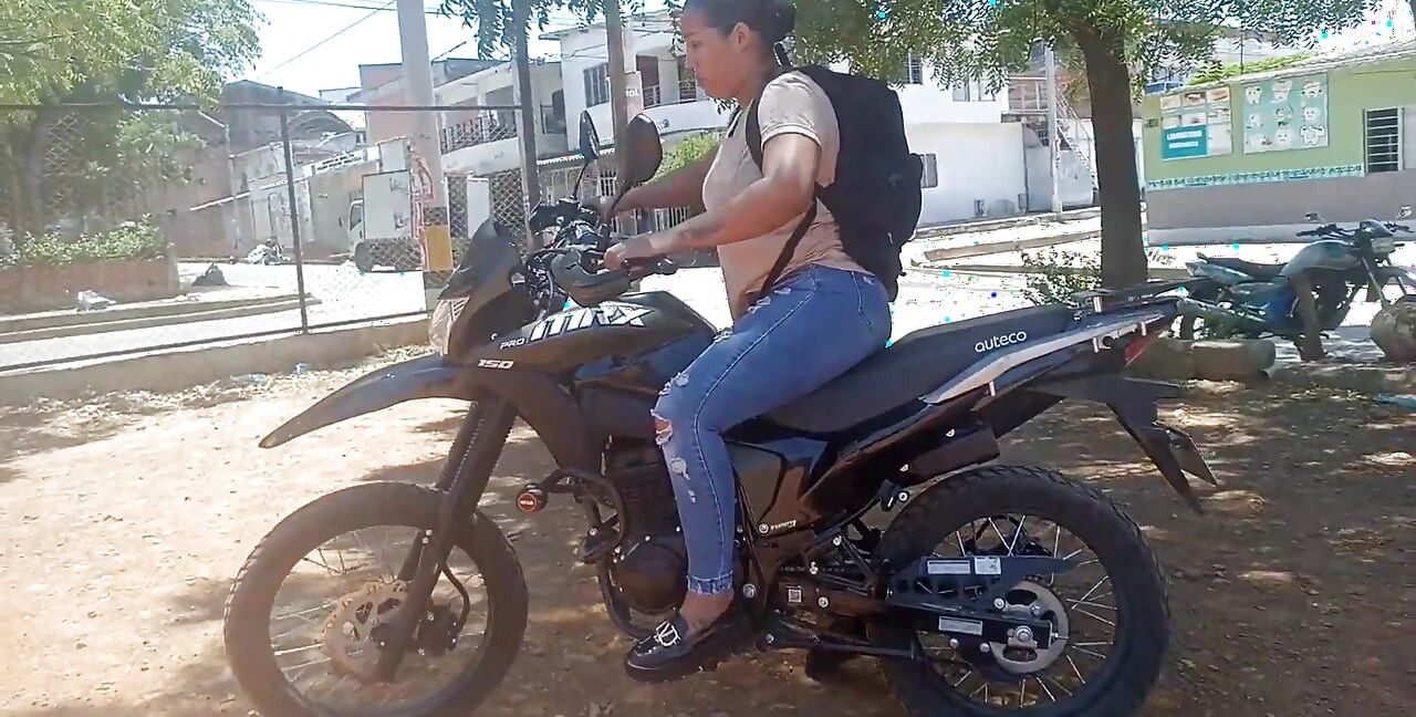 Uczę mojego sąsiada, jak jeździć na motocyklu, a w zamian daje mi swoją pochwę.