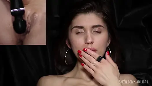 Memek sempit cewek sange ini dientot habis-habisan sampai orgasme 1 on 1