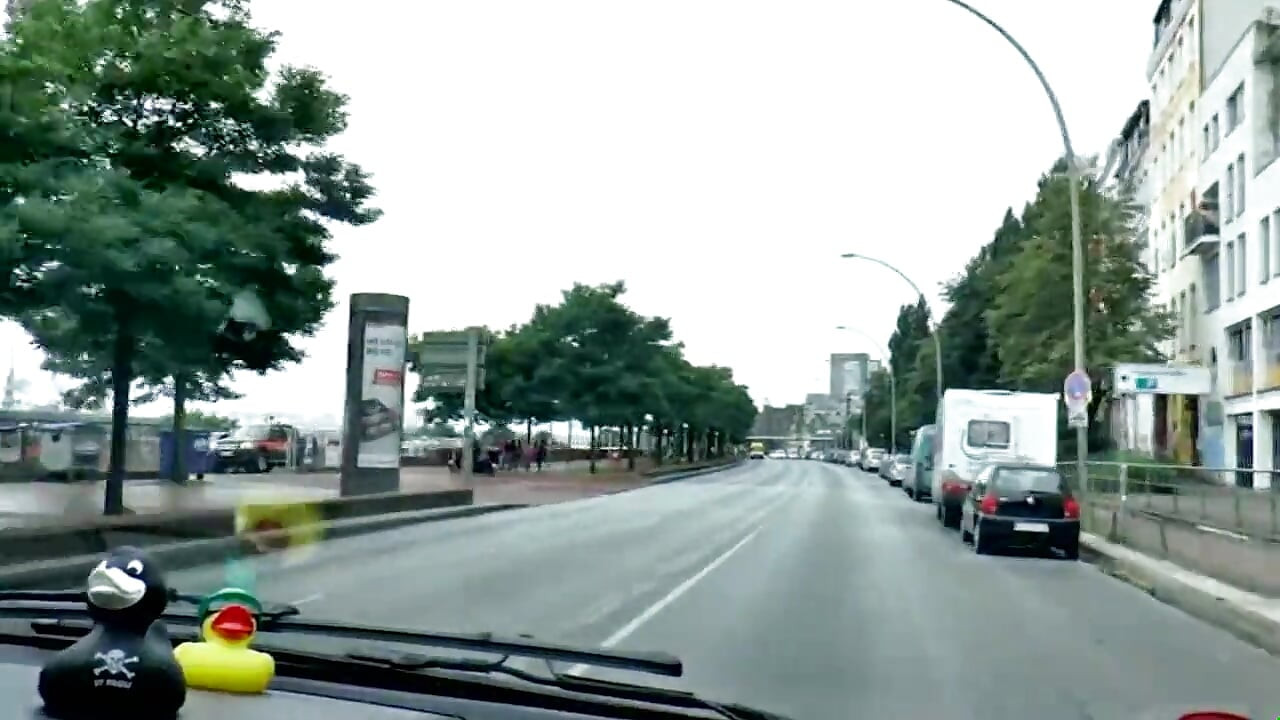 Già và trẻ chơi kiểu chó trong trại