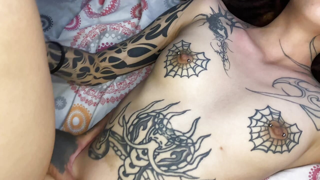 Eu amo quando eles me deixam foder com força e me deixam buceta cheia de porra