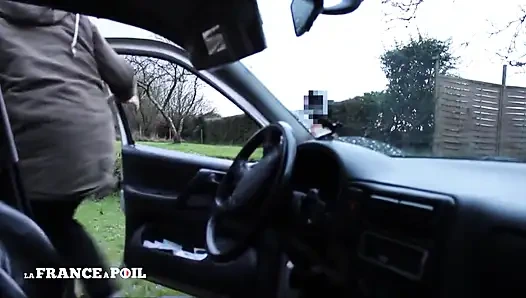 Молодую толстушку-брюнетку шпилят раком