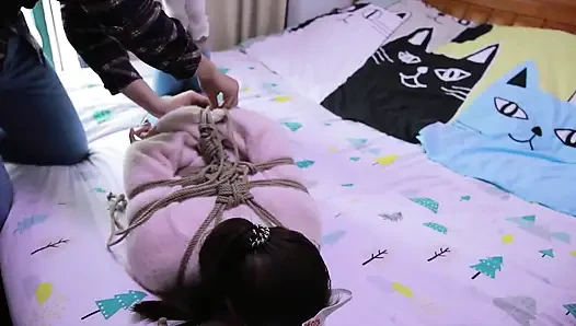 Hui13 - kendala celana jins kurus dan kaus kaki putih