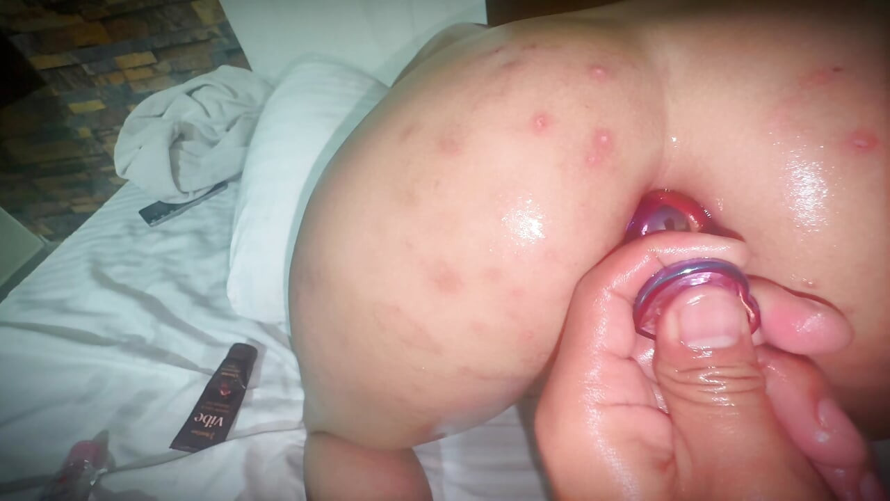 Làm tình với đồ chơi tình dục ở phía sau