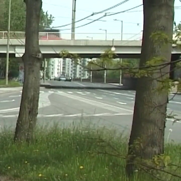 Une jeune beauté aux petits seins fait pipi en public