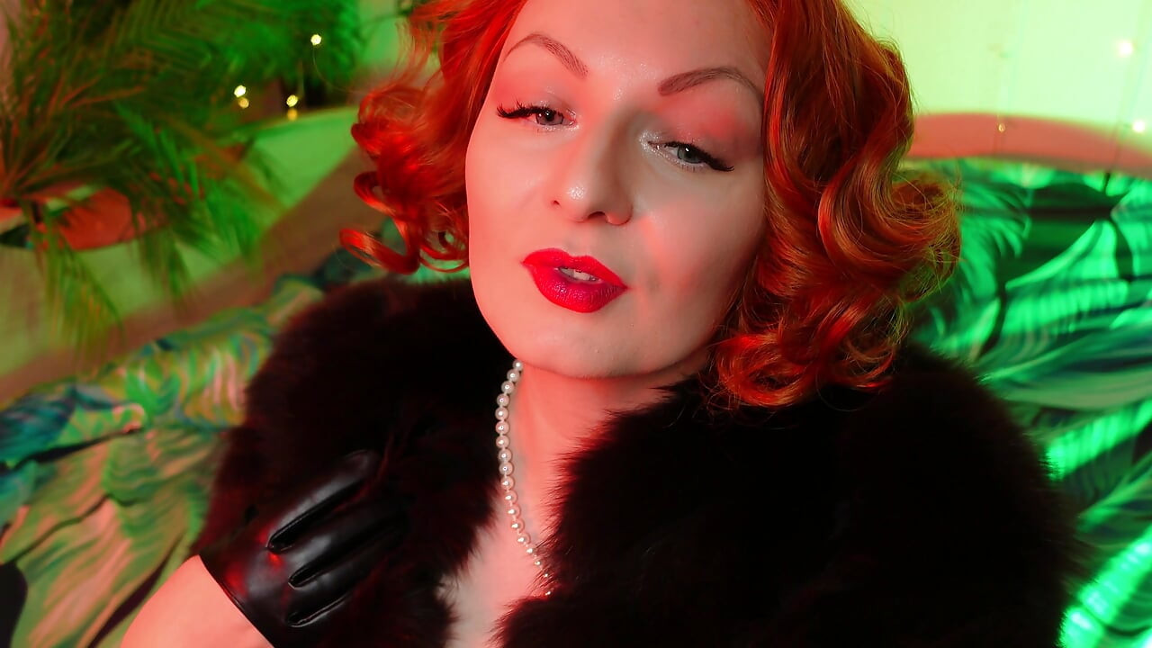Lipstick fetish video - lady in fur close ups