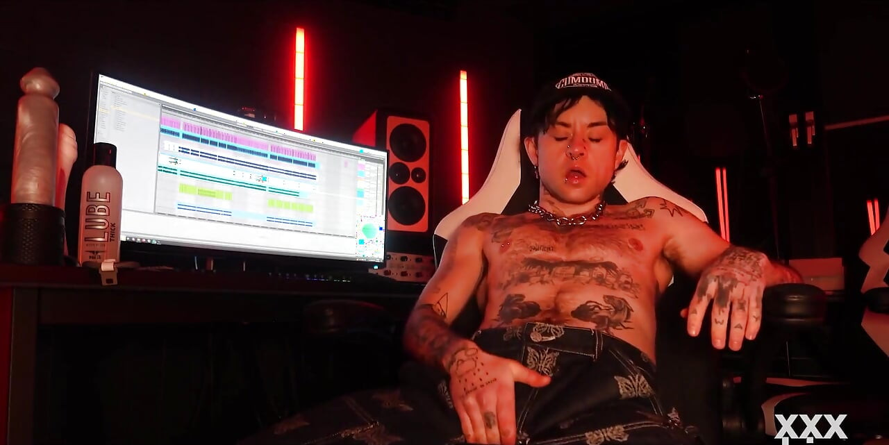 Ftm Muzyk XXX Skips wypełnia swoją różową cipkę nadmiernymi dildami w jego studio nagrań