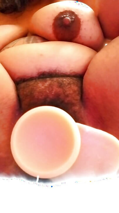 Jovem puta brincando com ela mesma