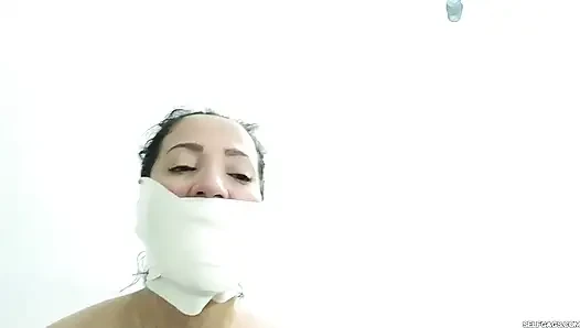 Tante seksi lesbian yang lagi asik mainin memeknya diikat sambil bugil, dicambuk, dan disumpal sama gadis remaja