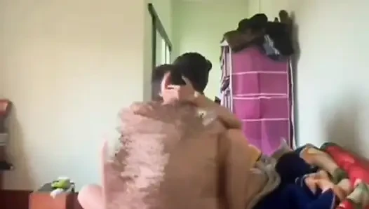 Stiefschwester verführt mit einem sexy Körper und will im Bett