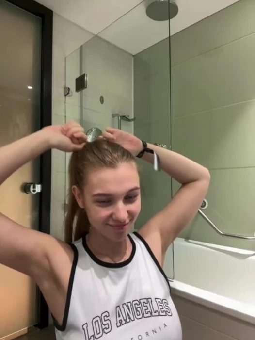 Jucielussie playing in the bathroom