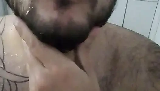 Spor salonunda duş alıyor