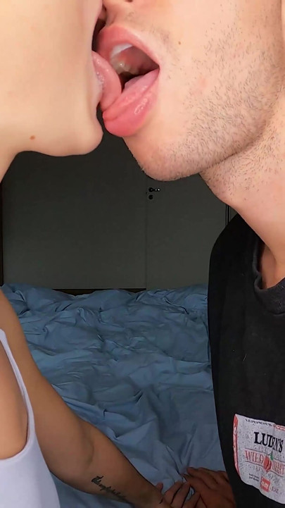 Lidah liar, air liur dan air liur berciuman dengan saudara tiri. 4k | Klip 1