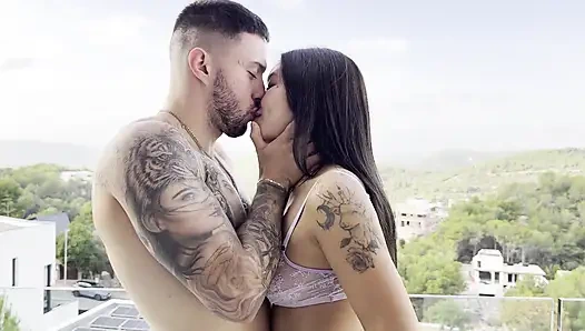 Азиатка с идеальной киской катается на моём члене, пока не перестаёт терпеть