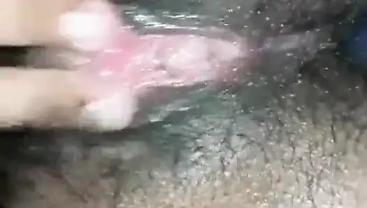 Gadis hot desi mandi dan colok memeknya sendiri