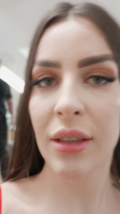 CUCK4K. La coquine Marica Chanel adore faire des jeux de rôle avec son amant pendant que son mari cocu est occupé | Clip 2