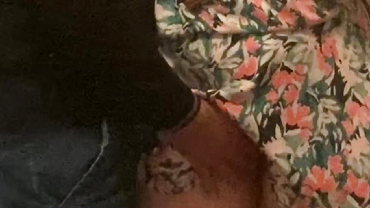 Metroda parmakla sikişen sürtük orta yaşlı seksi kadın