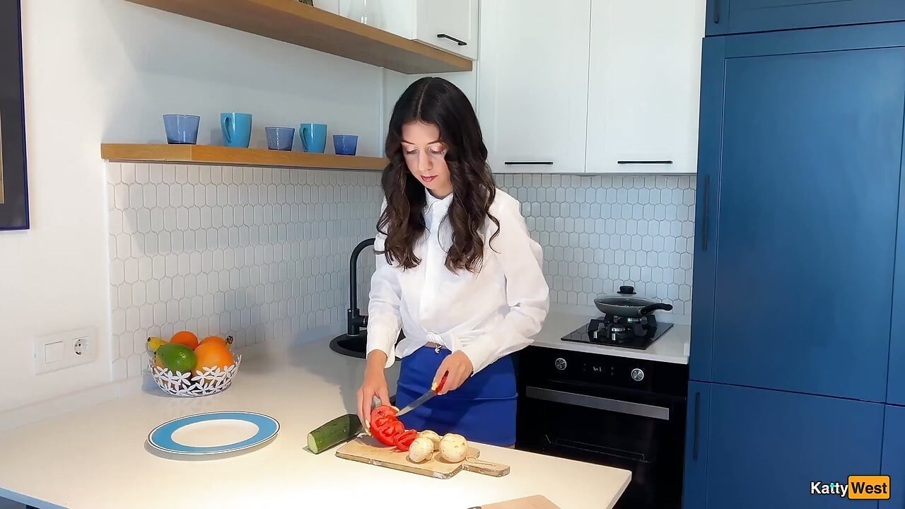 Katty West komşusüne salata yapmayı öğretiyor ama yarağı sertleşiyor - anal seks