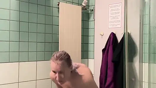 Bir benzin istasyonunda duşta bir kızı gözetlemek