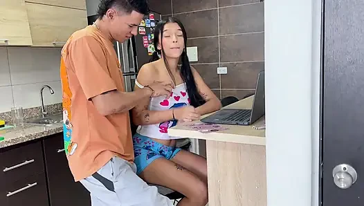 18 yaşındaki utangaç üvey kız kardeş üvey erkek kardeşini uyandırıyor ve ona güzel bir sakso çekiyor ve intikam almasına izin veriyor