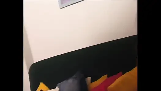 Sürtük orta yaşlı seksi kadın soyunuyor ve sakso çekiyor