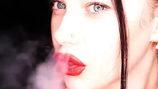 4k menerapkan lipstik merah dan hookah merokok di latar belakang hitam
