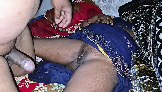 Hintli desi ateşli çift gece sikişiyor ve karısının amına boşalıyor