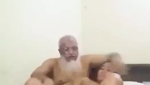 Old man enjoying with bhabhi