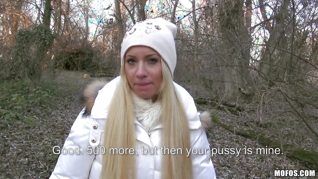Agățări publice - Kiara Lord se masturbează ca să sugă o pulă