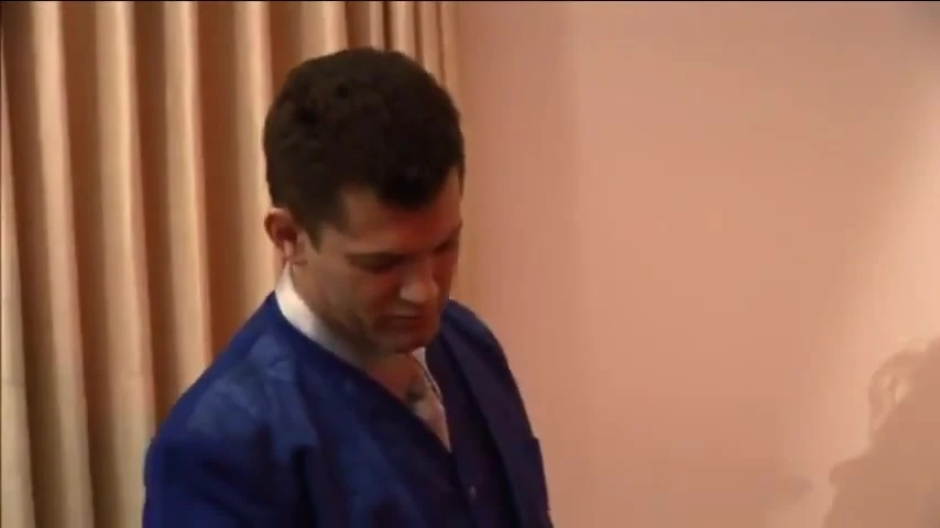 File çoraplı ve iç çamaşırlı iki azgın kızıl saçlı adam ile anal üçlü seks yapıyor