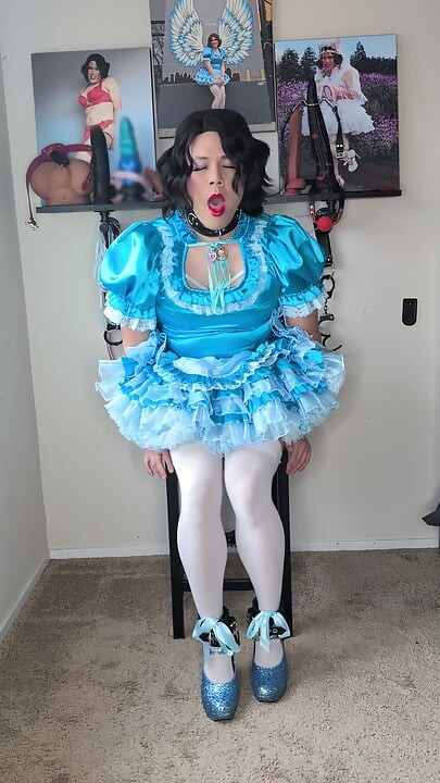 Sissy Candy bawi się dildo, część 1