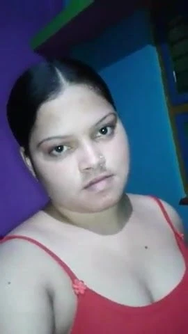 Desi Bitch Showing Boobs