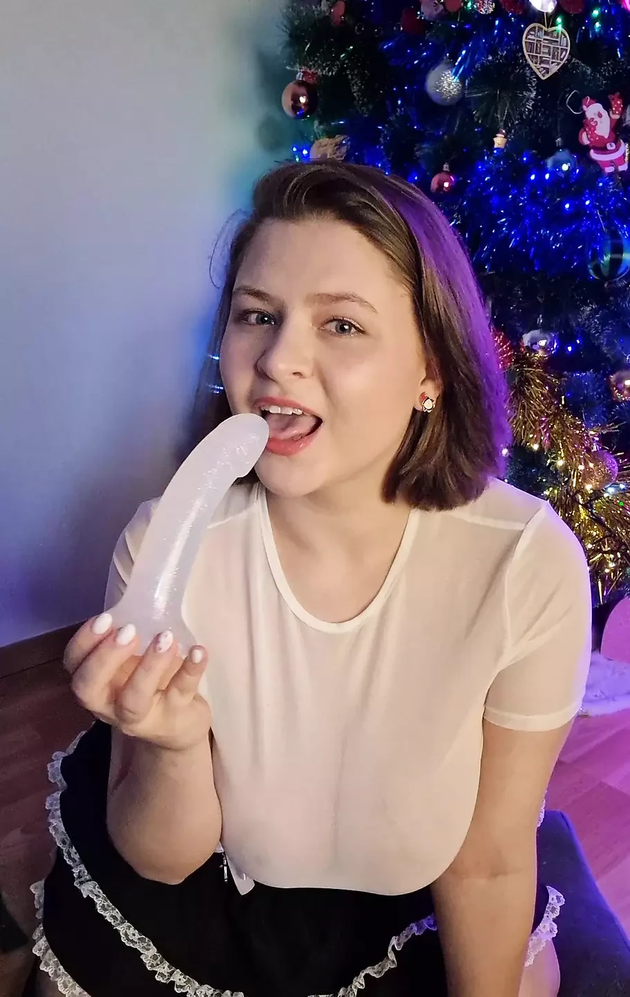 私の新しいディルドでD20フェラチオ、ディルドを吸う、膝を吸う(私のOnlyfans Tinni_Angelllの詳細)