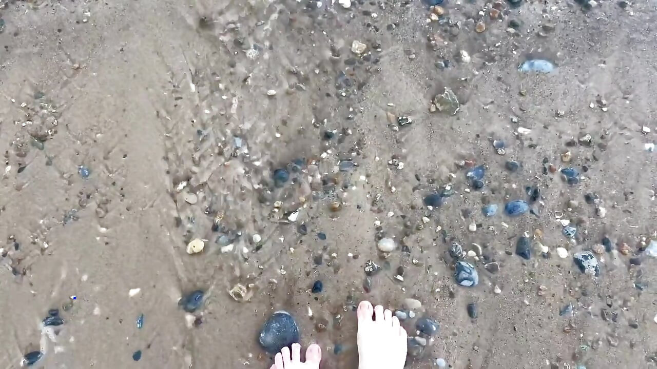 Andando descalça na praia sfw