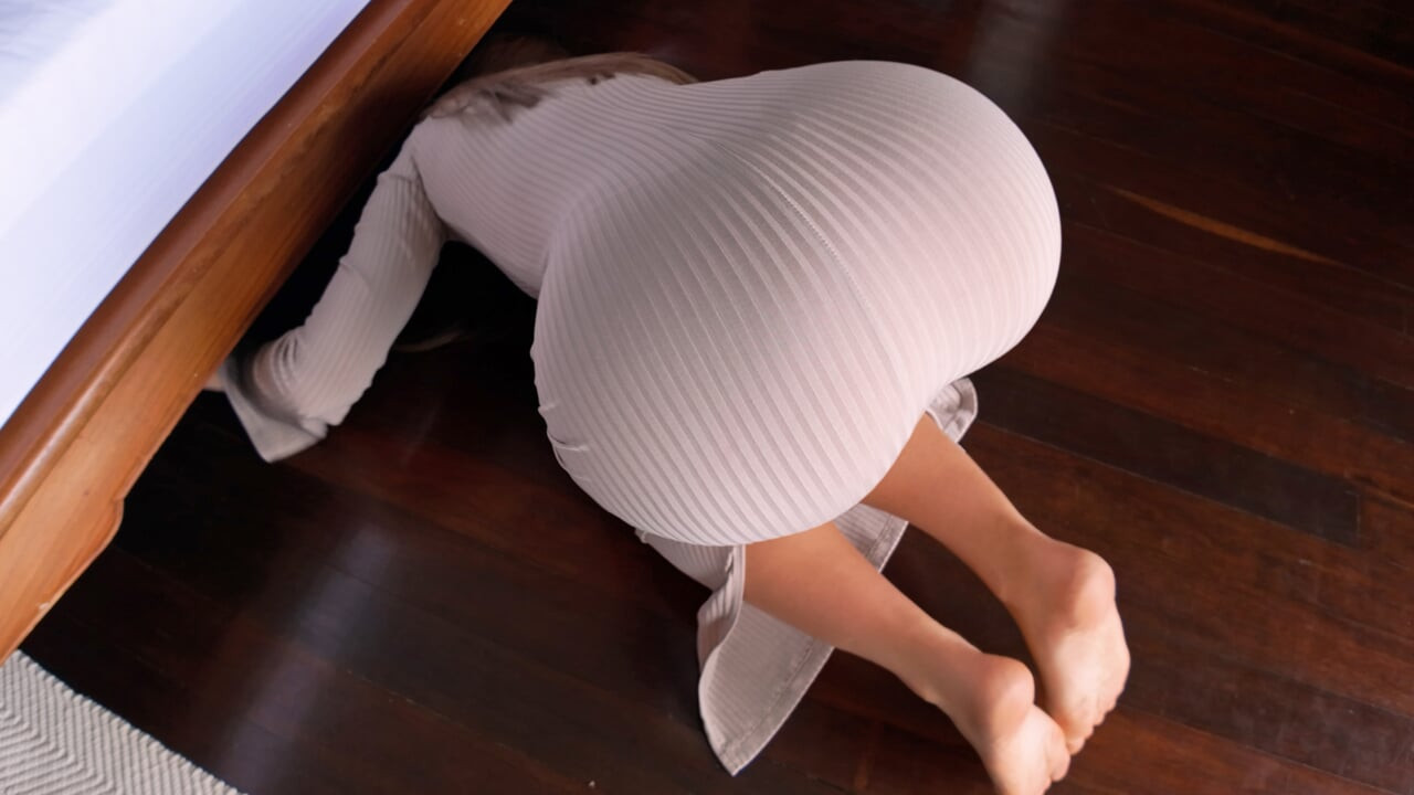 แม่เลี้ยงจับได้ว่าควยแข็งของฉันขณะติดอยู่ใต้เตียงมองหาต่างหู