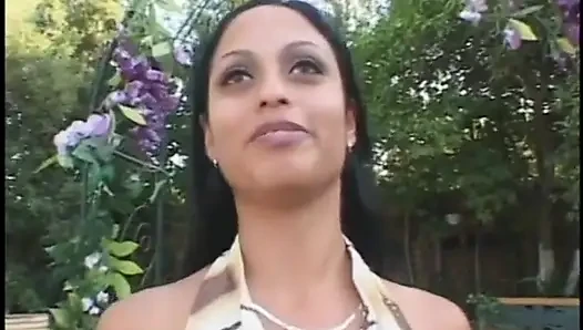Adam verandada topuklu seksi sürtüğü sikiyor