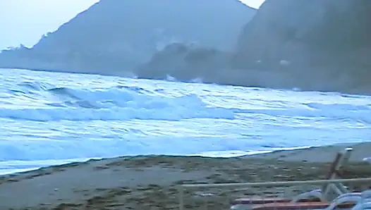 Genç kız erkek arkadaşıyla tatilde