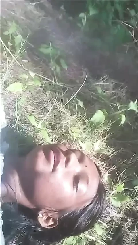 Jangal me girlfriend ko lekar ke dogi style me choda