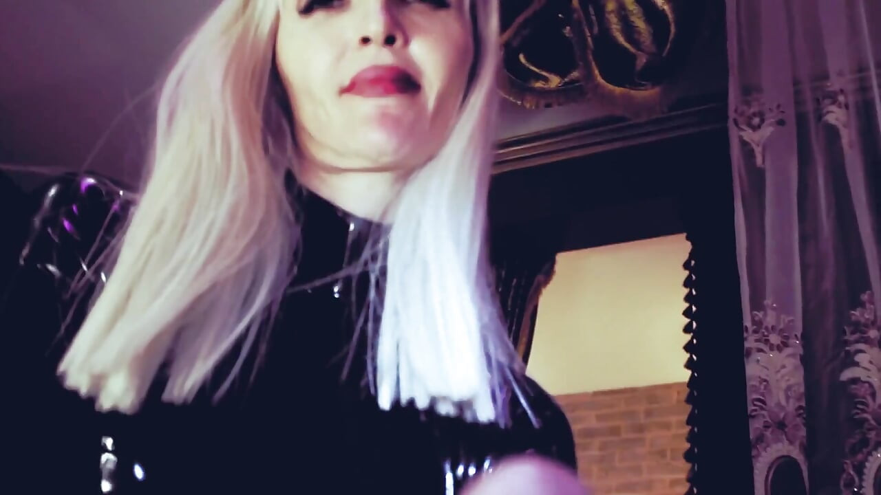 La dominatrice sexy Eva Latex joue avec une bite CBT jouets BDSM, femdom fétichiste, MILF mature, maîtresse blonde