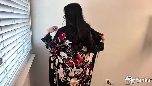 Geile asiatin laci aioki stöhnt sanft, während sie mit ihren spielsachen spielt