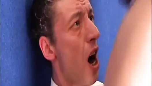 Rothaarige milf fickt auf dem powertisch ... in den mund kommen