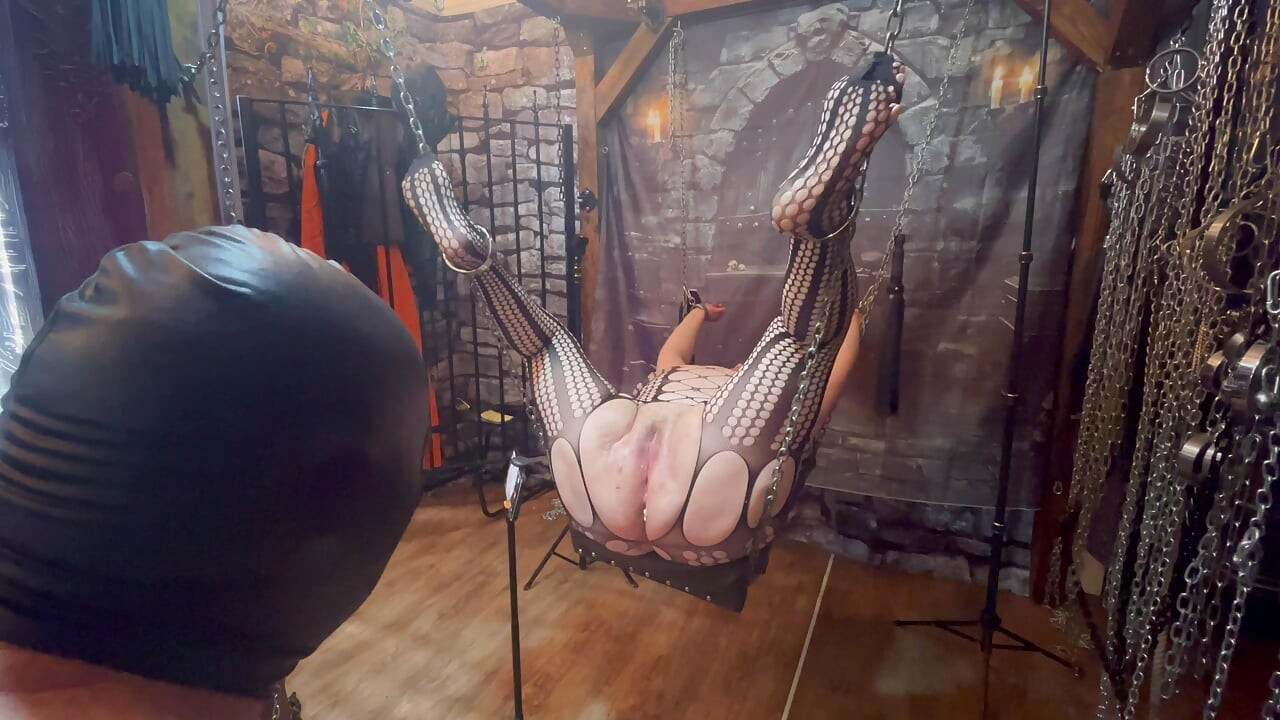 2. deo:- Kitty's zahtev za poslasticu od fana da Lanista to uradi. Banana u dupetu, čokoladni dildo u pičku!