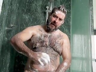 シャワーを浴びる毛むくじゃらのクマ