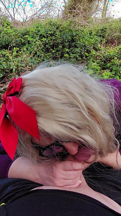 Blonde schlampe lutscht papis cuckold