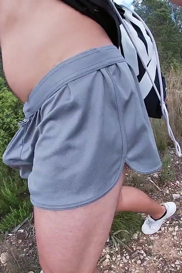 タイトなショートパンツで走っている間に勃起しました