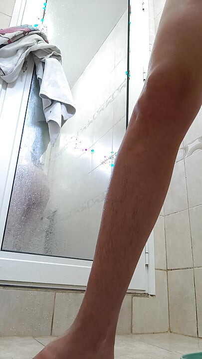 내 보지를 면도하고 화장실에서 샤워하는 두 번째 부분!