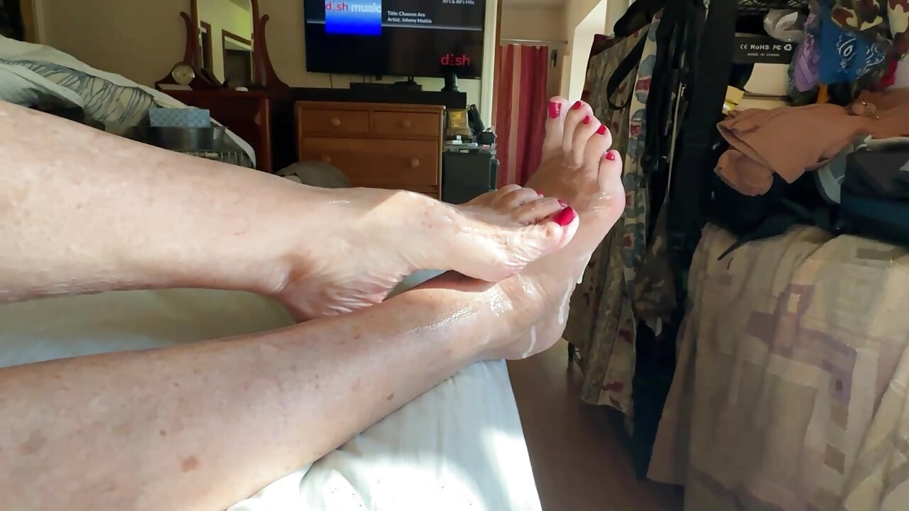 Matura face laba, apoi se alege cu picioarele acoperite de spermă